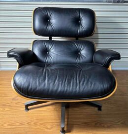 名古屋市守山区にてハーマンミラーHerman　Millerイームズ　ラウンジチェア＆オットマン５０周年記念モデルをお買取りさせて頂きました。